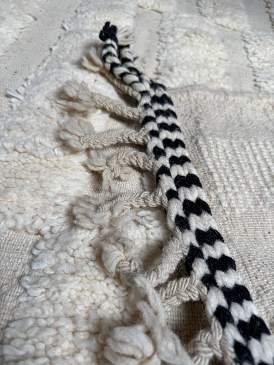 Tissura - Handcrafted Moroccan Wool Rug - 250x150 cm