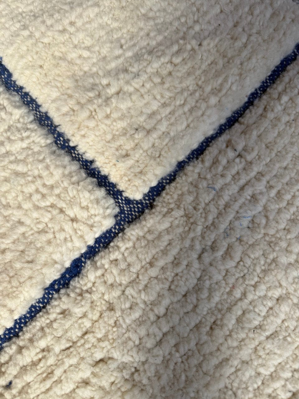 Azel - Handcrafted Moroccan Wool Rug - 310x200 cm