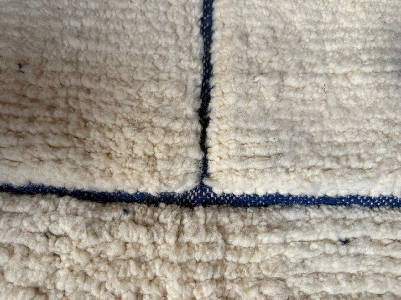 Azel - Handcrafted Moroccan Wool Rug - 310x200 cm